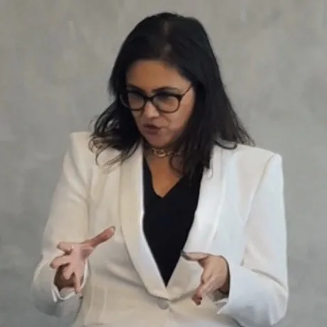 Aline Alcântara conduzindo uma mentoria de gestão empresarial, São José dos Campos